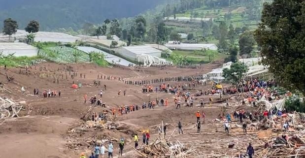 Damkar Bandung Turun Tangan di Longsor Cisarua, Kerahkan Personel Terbaik Demi Evakuasi Korban