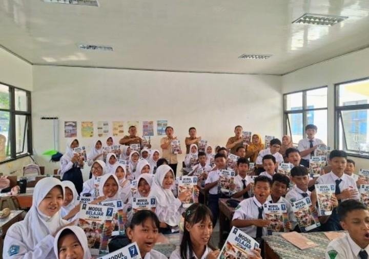 Modul Gratis Bantu Ringankan Beban Orang Tua, Siswa Karawang Kini Belajar Lebih Praktis