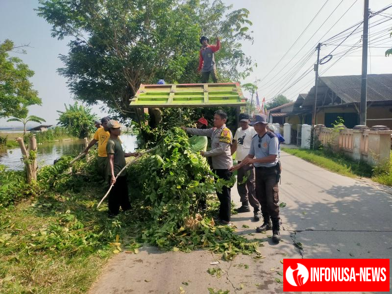 Bersama Masyarakat, Bhabinkamtibmas Desa Kemiri Laksanakan Kebersihan di Lingkungan Kantor Desa