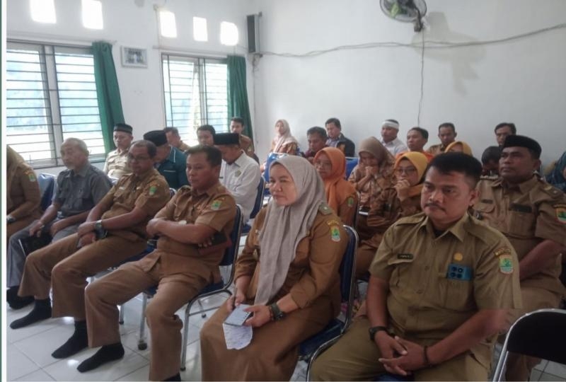 Kapolsek Pangkalan Bersama Forkopicam Hadiri Rapat Minggon Tingkat Kecamatan di Kantor Desa Ciptasari