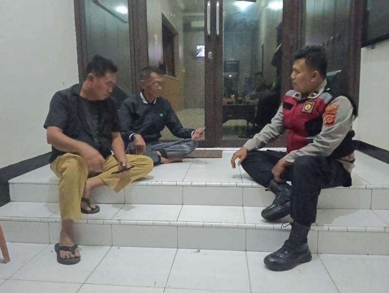 Bhabinkamtibmas Polsek Telagasari Jaga Keamanan Lingkungan Dengan Giat Siskamling