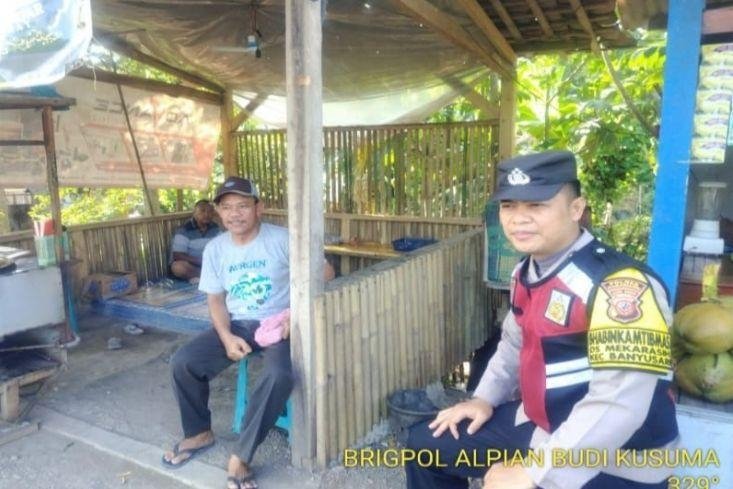 Brigadir Alpian Anggota Polsek Banyusari Hadir ditengah Masyarakat saat menjalankan Ibadah Puasa