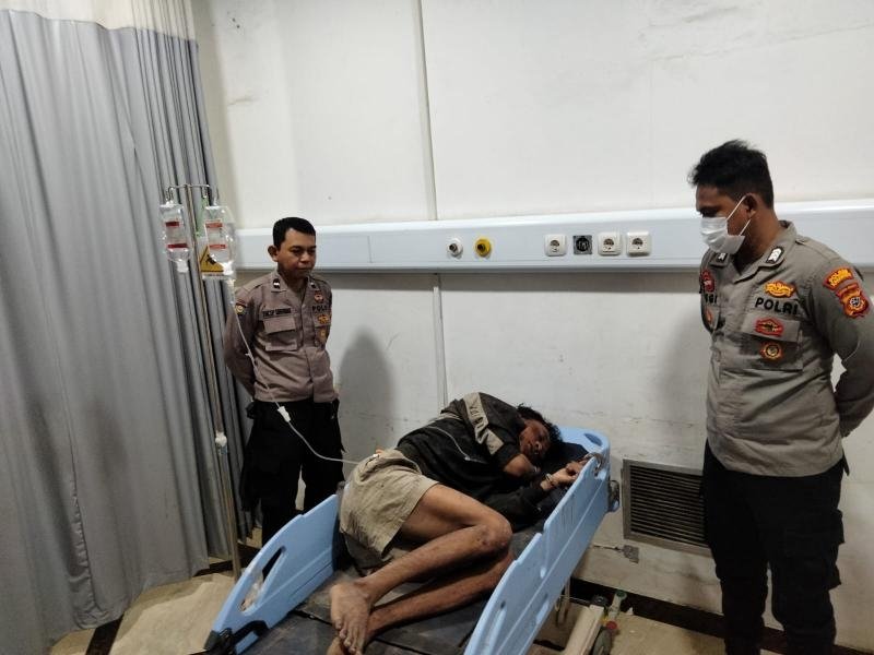 Personil Polsek Pedes Laksanakan Penjagaan Terhadap Terduga Pelaku Curanmor di RSUD Karawang