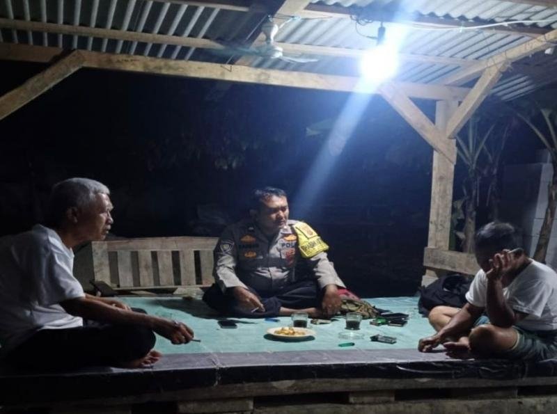 Anggota Polisi Ikut Serta Dalam Giat Ronda Bersama Warga