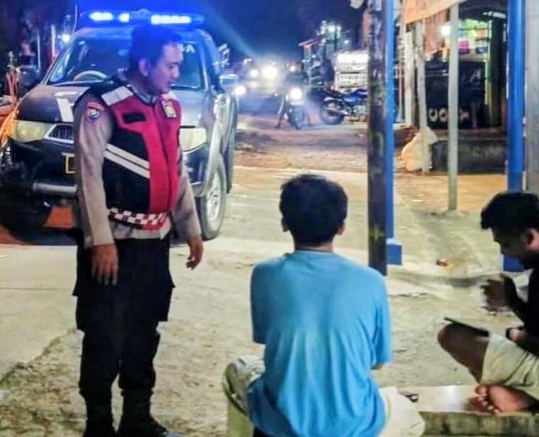 Upaya Anggota Bhabin Polsek Banyusari Melaksanakan Sosialisasikan Bahaya Judi Online Kepada Masyarakat