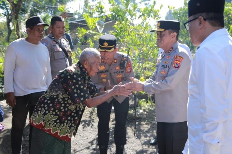 Kapolda NTB Jenguk Korban Kebakaran Ponpes di Lombok Tengah, Janji Kawal Restitusi dan Tuntaskan Kasus