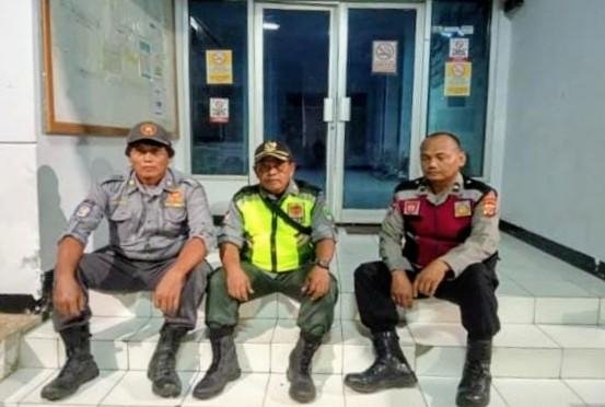 Anggota Polisi Polsek Telagasari Sigap Jaga Kondusifitas Malam Bersama Warga Binaan