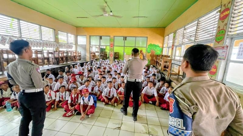 Tanamkan Budaya Tertib Sejak Dini, Satlantas Polres Karawang Edukasi Siswa SDN Palawad IV Lewat Police Goes to School
