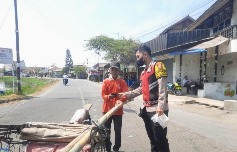 Polsek Telagasari Tingkatkan Kewaspadaan Abu Vulkanik, Personil Bagikan Masker kepada Masyarakat