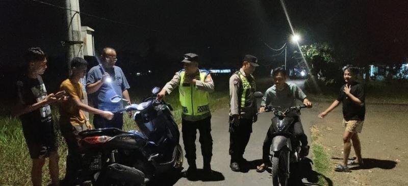 Upaya Anggota Bhabinkamtibmas Ikut Serta Dalam Giat Ronda Bersama Warga