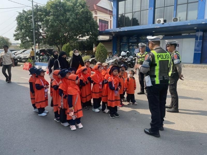 Satlantas Polresta Karawang Hadirkan Keceriaan saat Kegiatan Polsanak Bersama Anak-Anak Usia Dini