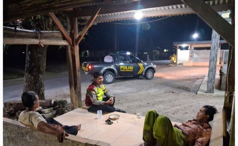 Personel Polsek Pangkalan Lakukan Sambang Dialogis, Ngawangkong Bersama Warga Kertasari