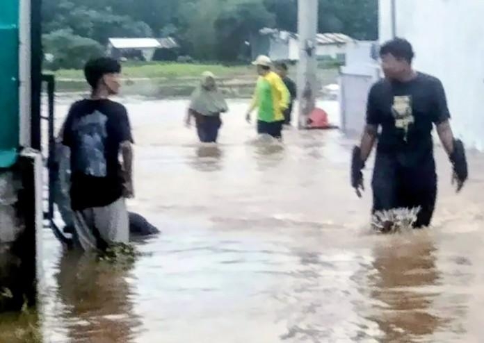 Banjir Datang Mendadak, Warga Pantura Subang Berhamburan Selamatkan Diri