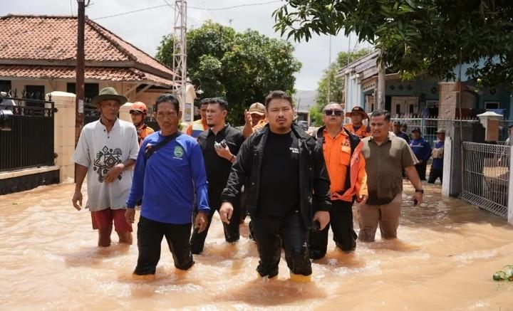 Kang Rey Pastikan Kebutuhan Warga Terpenuhi Saat Tinjau Banjir di Ciasem
