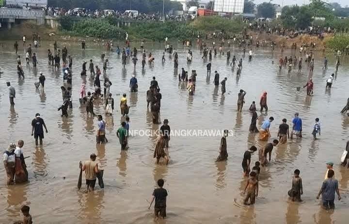Dari Memilah Sampah hingga Memimpin Desa, Surya Rayakan Kemenangan Bersama Warga dengan Tebar 1 Ton Ikan