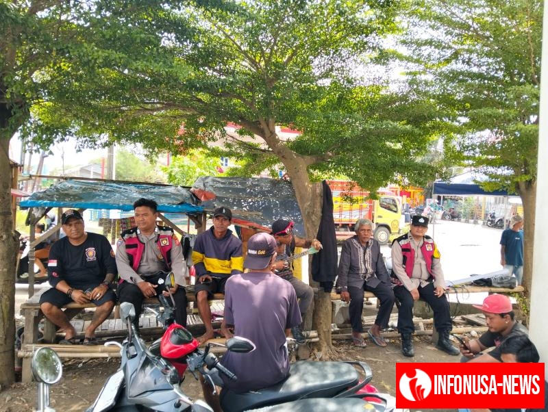 Anggota Polsek Batujaya menyampaikan himbauan Kamtibmas dan Stop Judi Online