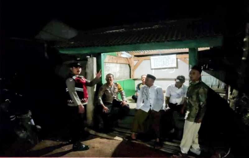 Warga Desa Wargasetra Diajak Waspada oleh Bhabinkamtibmas Polsek Tegalwaru Pada Sambang Ronda