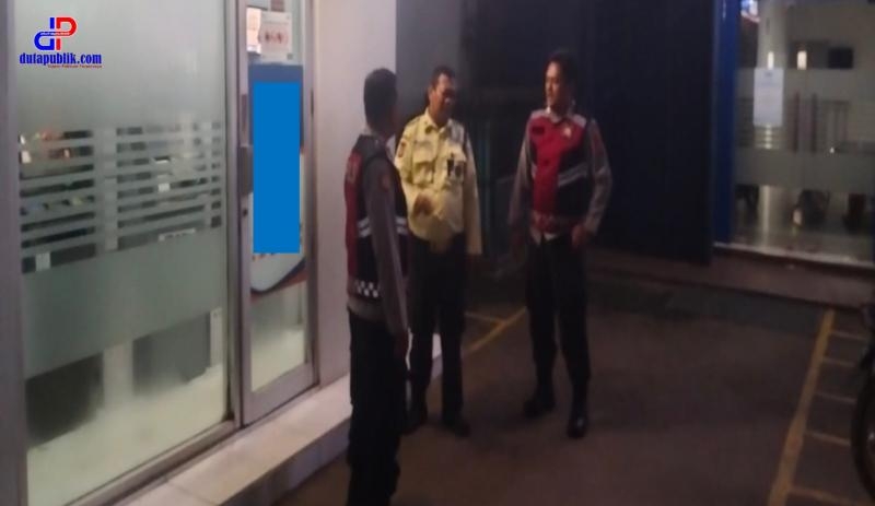 Aipda Yuli Roy & Bripka Riky Sugiharto Personel Polsek Lemahabang Laksanakan Patroli KRYD Malam Di Obyek Vital