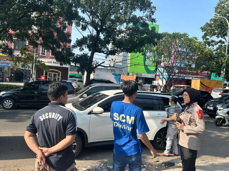Respon Cepat Laporan WA Lapor Pak Kapolres, Kapolsek Telukjambe Timur Mediasi Kesalahpahaman Antar Pengguna Jalan di Galuh Mas