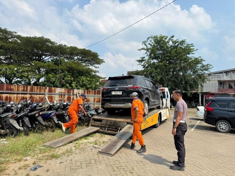 Polres Karawang Amankan Mobil Penabrak Usai Terekam Hantam Kendaraan di Tuparev