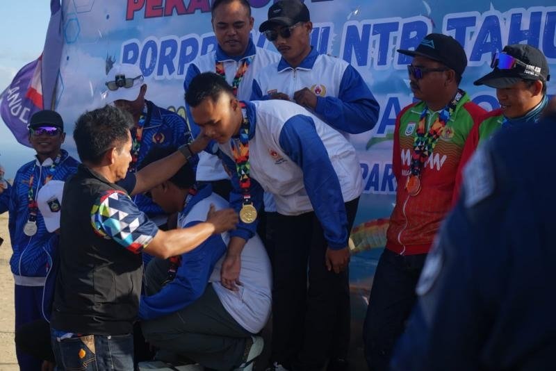 Personel Ditpolairud Polda NTB Raih Medali Emas pada Porprov NTB 2026 Cabang Olahraga Aerosport Disiplin Paralayang