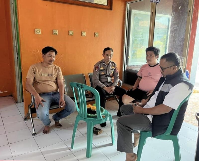 Personil Polsek Tegalwaru Patroli Siang ke Kantor Desa Cipurwasari Imbau Warga Bersama Jaga Kamtibmas