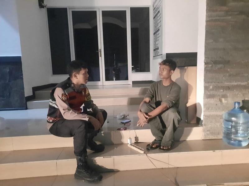 Personil Polsek Tegalwaru Patroli Siang ke Kantor Desa Cipurwasari Imbau Warga Bersama Jaga Kamtibmas