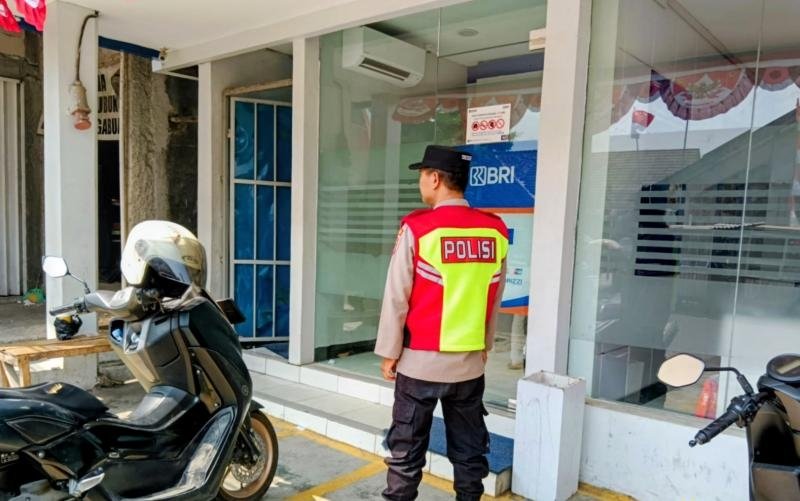 Personil Polsek Tegalwaru Giat Patroli Siang Sambang Kantor Perbankan di Loji Ajak Warga Waspadai Aksi C3