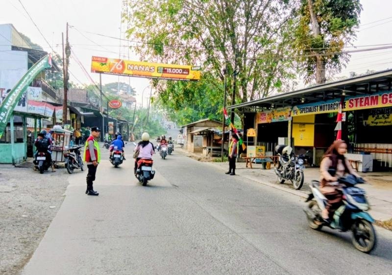 Cegah Kemacetan Personil Polsek Tegalwaru Giat Gatur Lalin Depan Tsanawiyah Miftahul Huda Loji