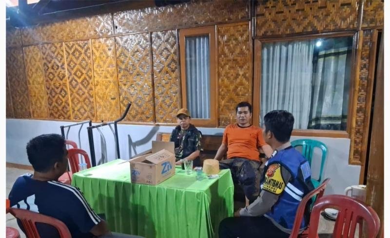 Polsek Pangkalan Monitoring Kondusifitas Malam di Kampung Pakapuran ketika Gelar Patroli Prekat