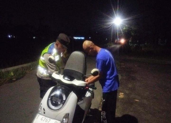 Pastikan Wilayah Kondusif, Polsek Banyusari Gencar Melaksanakan Razia Sepeda Motor Berknalpot Brong