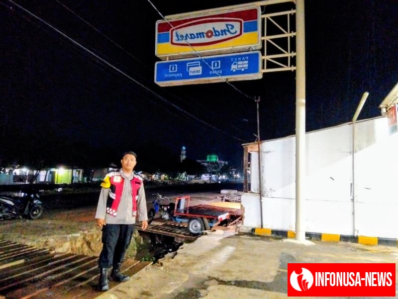 Anggota Polsek Batujaya melaksanakan Patroli Prekat serta Cegah Pencurian dan Pembobolan di Minimarket dimalam hari