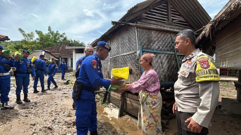 Ditpolairud Polda NTB Salurkan Bantuan Beras Hasil Gerakan 1.000 Rupiah untuk Korban Banjir di Sekotong