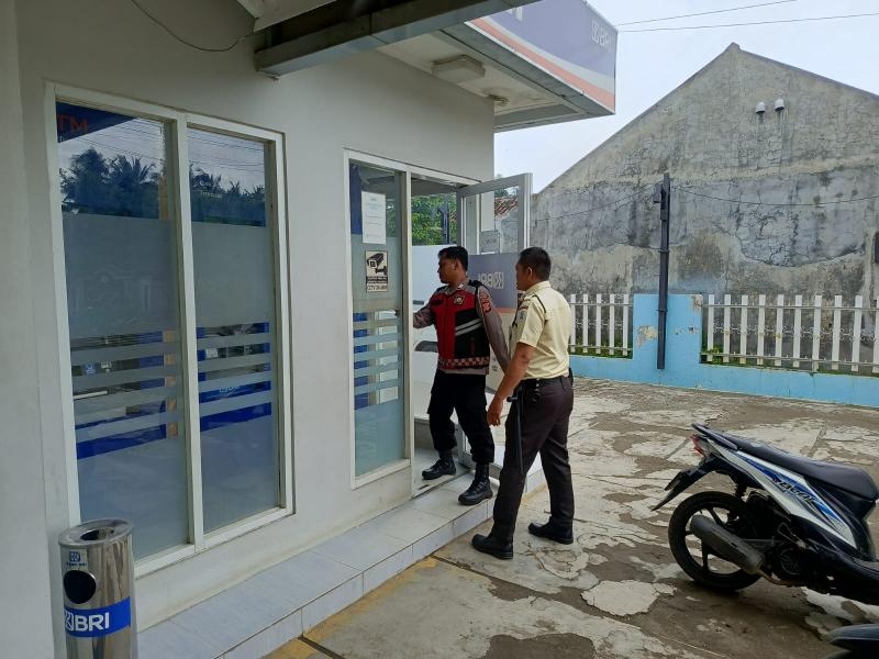Upaya Anggota Personil Polsek Tempuran Res Karawang Periksa Fasilitas Perbankan Siang hari, Guna Antisifasi C3 dan Guankamtibmas