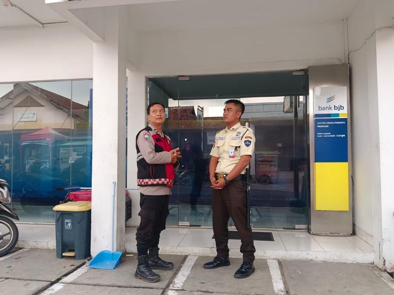 Atensi Patroli Siang Personil Polsek Tegalwaru Monitor Perbankan di Loji Edukasi Penjaga Waspada