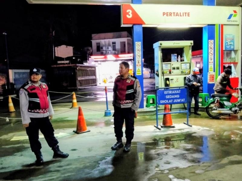 Upaya Anggota Polsek Batujaya melaksanakan Patroli Prekat di SPBU Batujaya