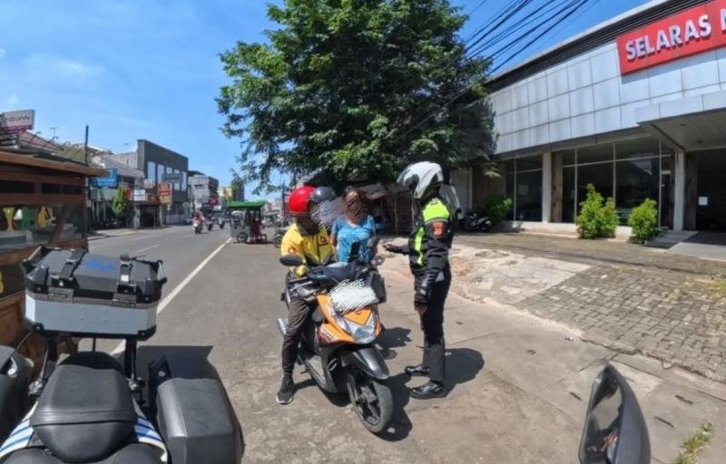 Polantas di Karawang Beri Teguran Edukasi Kepada Pelanggar Lalu Lintas di Jalan Raya