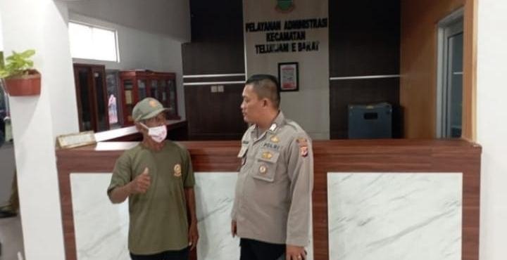 Personil Polsek Telukjambe Barat Berikan Nomor Lapor Pak Kapolres