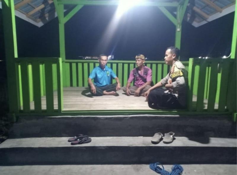Bhabinkamtibmas Sapa Warga Cigunungsari Jaga Kamtibmas Pada Giat Ngawangkong di Poskamling