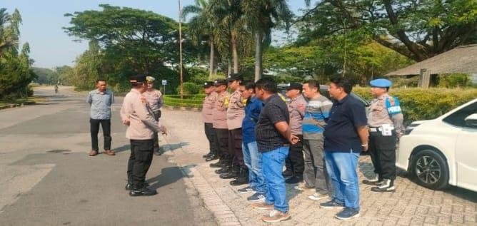 Kapolsek Klari Pimpin Apel Pengamanan Penilaian Aset Jaminan Grup Texmaco di PT Asia Pacific Fiber