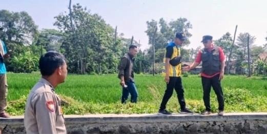 Personel Polsek Jatisari Bersama Muspika Tinjau Tanggul Irigasi Jebol di Desa Jatiwangi