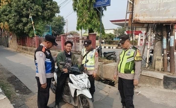 Personil Polsek Klari Teguran Secara Humanis Ke Pengendara Yang Melanggar
