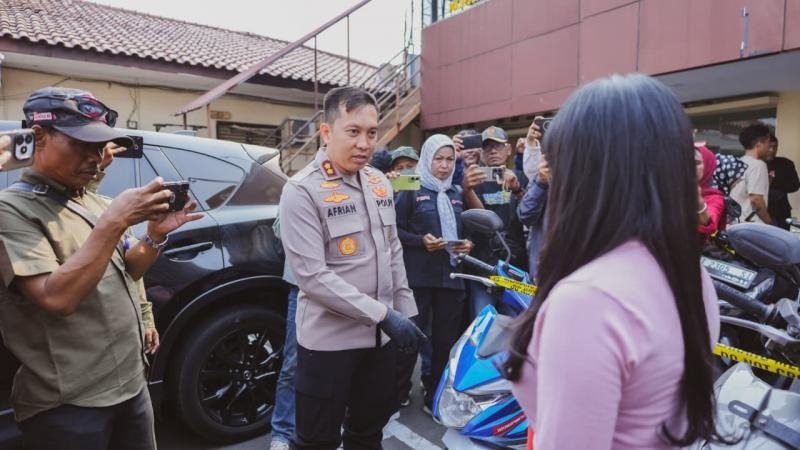 Momen Haru Ade Maharani Terima Kembali Motor Beat Deluxe Usai Digulung Satreskrim Polresta Karawang