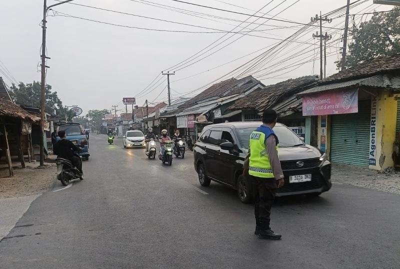 Upaya Anggota Prekat Polsek Banyusari Giat Patroli Jalan Raya Antisipasi Kejahatan di Wilayah