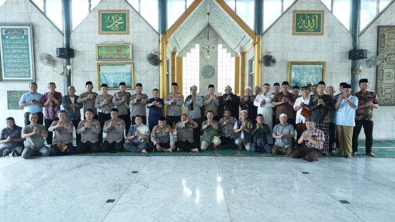 Jumat Keliling di Masjid Al-Kasiah, Polresta Karawang Bersama Masyarakat Melaksanakan Dengan Khusyuk.