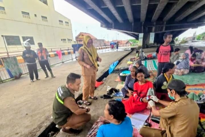 Di Bawah Flyover, Negara Hadir Menjaga Kesehatan Pengungsi Banjir Pamanukan