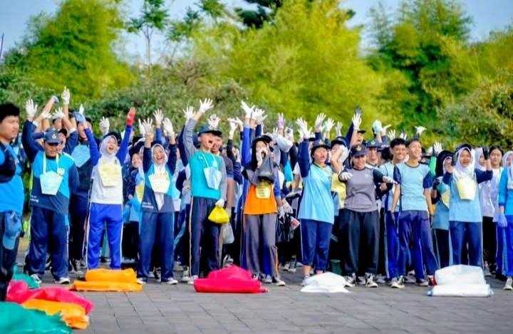 Dari Bangku Sekolah ke Aksi Nyata, Ribuan Siswa Jabar Tutup MPLS dengan Gerakan Peduli Lingkungan