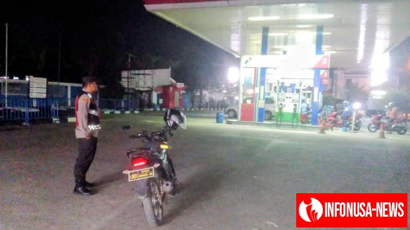 Anggota Polsek Batujaya melaksanakan Patroli Prekat di SPBU Batujaya guna mengantisipasi terjadinya GU Kamtibmas