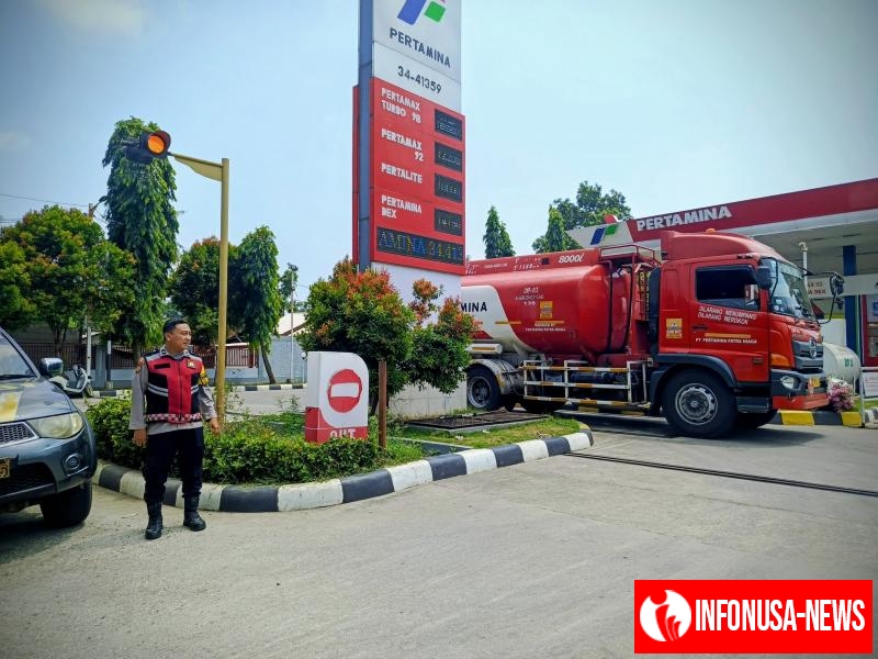 Dilaksanakan Personil Polsek Tempuran Tadi Siang, Himbau karyawan dan konsumen SPBU agar selalu tertib dalam antri pengisian BBM.
