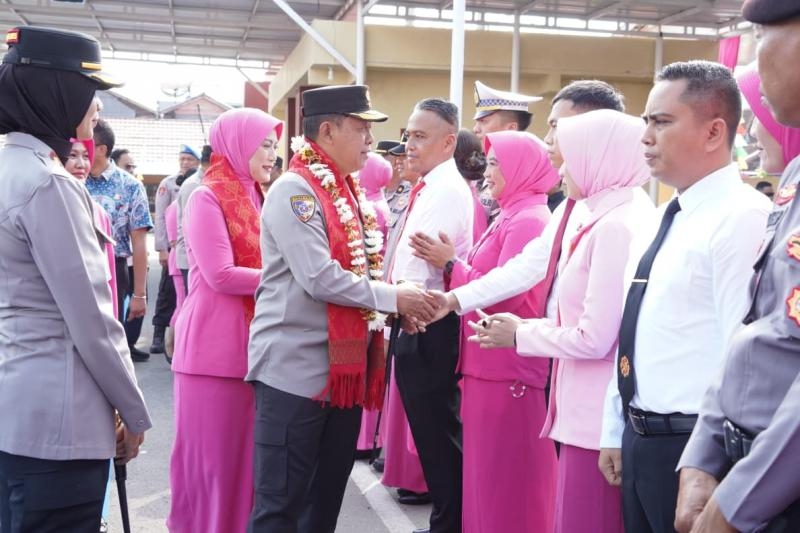 Kapolda NTB Kunker ke Polres Sumbawa, Tinjau Layanan hingga Serahkan Bansos